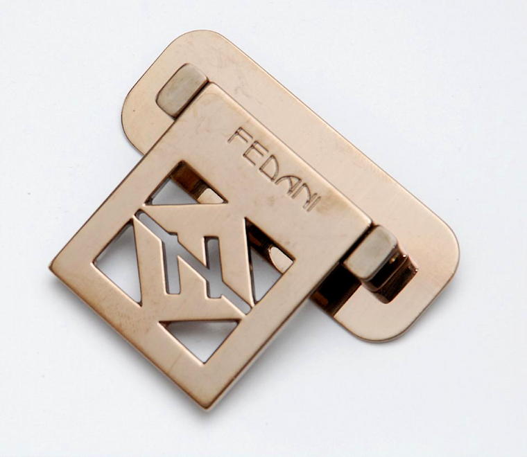 Italia-consultant.com manufacturing agents Italy. Custom handbag collections manufacturing, custom hardware manufacturing Italy, Italian leather goods manufacturing.