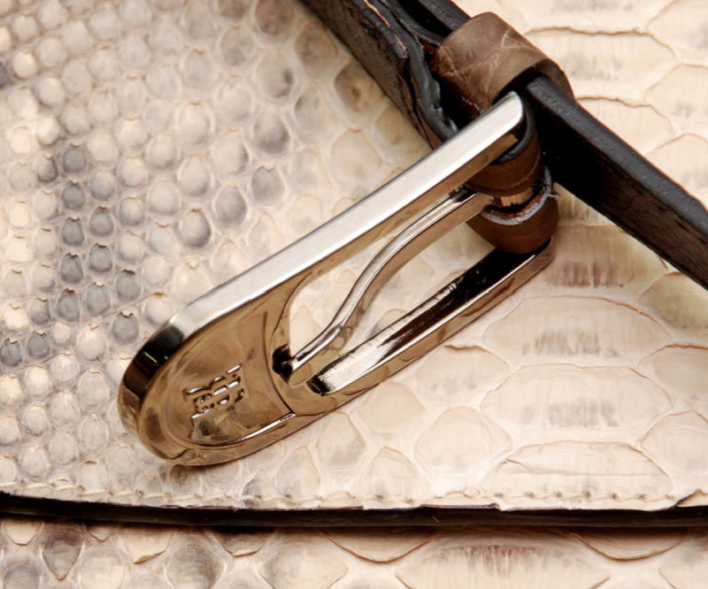 Italia-consultant.com manufacturing agents Italy. Custom handbag collections manufacturing, custom hardware manufacturing Italy, Italian leather goods manufacturing.