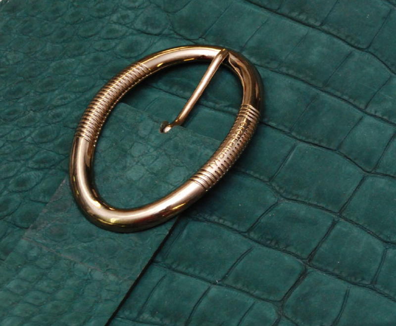 Italia-consultant.com manufacturing agents Italy. Custom handbag collections manufacturing, custom hardware manufacturing Italy, Italian leather goods manufacturing.