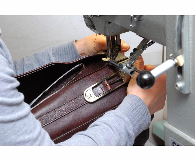 Italia-consultant.com manufacturing agents Italy. Custom handbag collections manufacturing, custom hardware manufacturing Italy, Italian leather goods manufacturing.