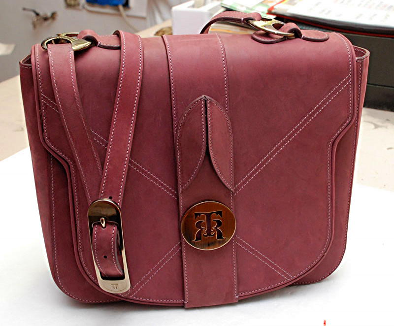 Italia-consultant.com manufacturing agents Italy. Custom handbag collections manufacturing, custom hardware manufacturing Italy, Italian leather goods manufacturing.
